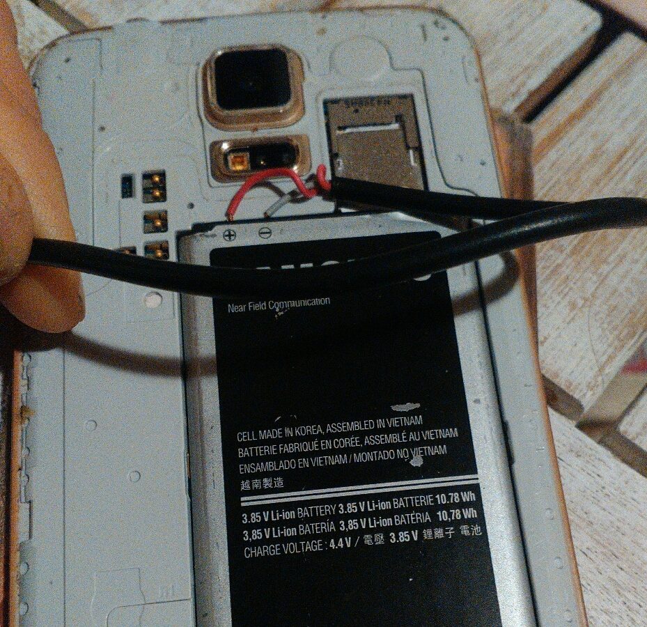 Voici comment recharger un téléphone cassé !